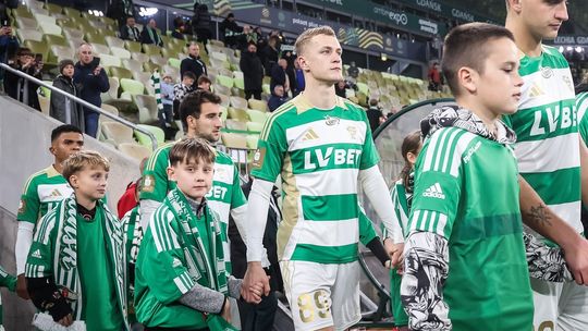 Eskorty dziecięce na meczach Lechii Gdańsk. Ile kosztuje udział?