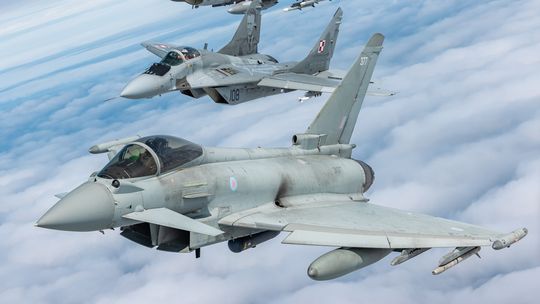 Eurofightery RAF-u wracają do bazy. Szwedzkie Gripeny i polskie MiG-29 nadal w gotowości