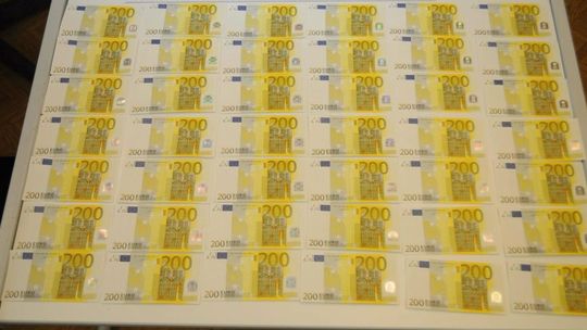 Fałszywe banknoty 200-eurowe i dolary w aucie na A1