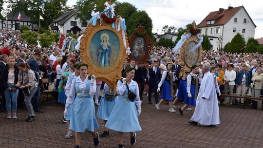 Feretrony, czyli kłaniające się obrazy, wciąż niektórym podnoszą temperaturę. Komu przeszkadzają?