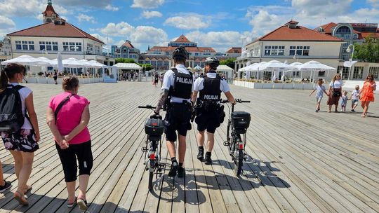 policjanci na molo w Sopocie