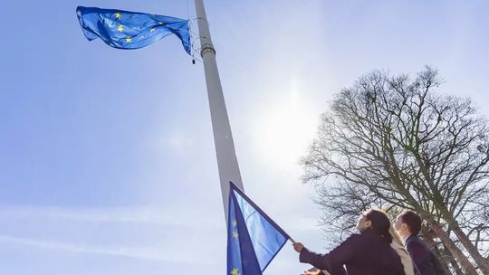 Flaga Unii Europejskiej nad Gdańskiem i „Oda do radości” z mobilnego carillonu