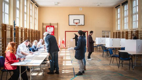Frekwencja do godz. 12. Gdańsk kuleje, honor Pomorza ratuje Krynica Morska