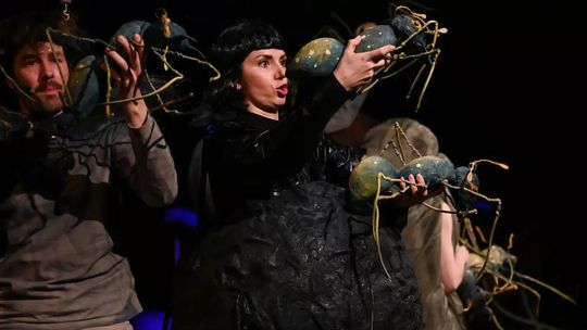 Gdańscy aktorzy z przesłaniem do lalkarzy Pomorza Edyta Janusz-Ehrlich i Jakub Ehrlich w spektaklu „Zmień się!”