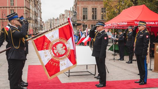 Gdańscy strażacy otrzymali sztandar. Uroczystości w Bazylice Mariackiej i na Długim Targu