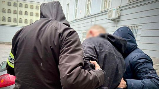 Gdańsk: Chciał uniknąć kontroli drogowej, miał sądowy zakaz, był poszukiwany i po narkotykach