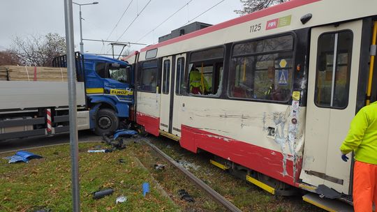 Gdańsk: Ciężarówka zderzyła się z tramwajem przy przystanku Skrajna