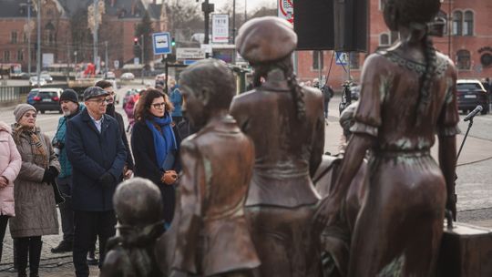 Gdańsk: Dzień Pamięci o Ofiarach Holokaustu. Obchody przy Pomniku Kindertransportów