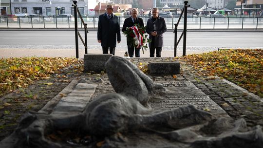 złożenie kwiatów pod pomnikiem upamiętniającym Antoniego Browarczyka oraz inne ofiary stanu wojennego w Gdańsku