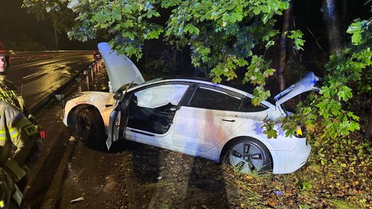 Gdańsk: Kolizja na Słowackiego. Tesla wypadła za barierki [ZDJĘCIA]