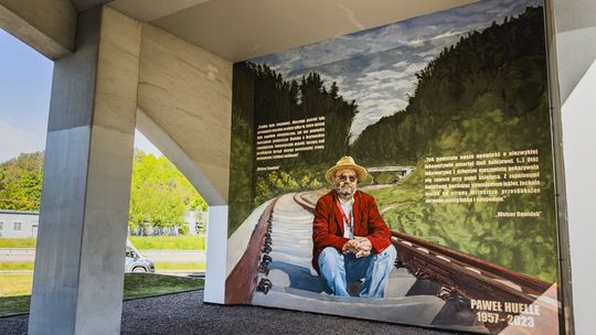 Mural gdańskiego pisarza Pawła Huelle odsłonięty na Niedźwiedniku