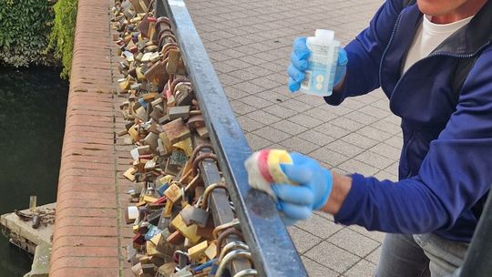 Pseudografficiarz zatrzymany na gorącym uczynku. Sam usunął swoje bazgroły