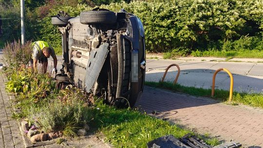 Gdańsk: Pijany kierowca dachował na Kampinoskiej. Jechał odebrać dziecko z przedszkola