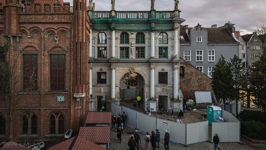 Złota Brama w Gdańsku otoczona płotem