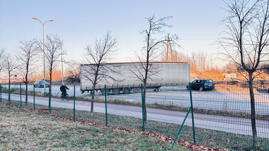 Przywidzka w Gdańsku nieprzejezdna. Naczepa stanęła w poprzek drogi