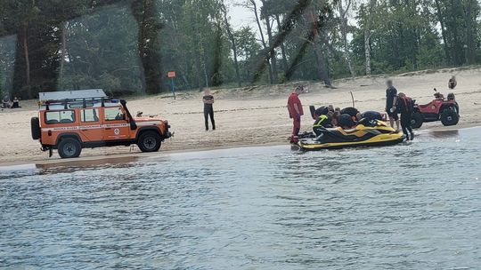 potrącenie mężczyzny skuterem wodnym na Wyspie Sobieszewskiej w Gdańsku