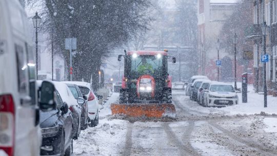 Gdańsk walczy z zimą. Tysiące ton soli na drogach i duże opóźnienia komunikacji