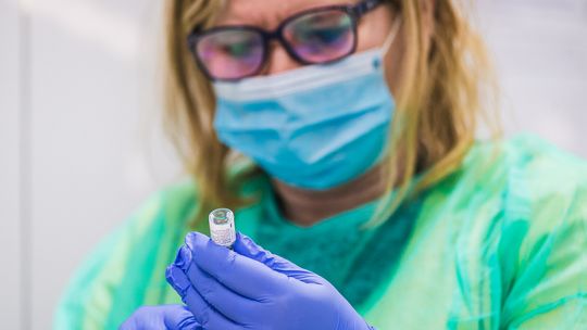 pielęgniarka, szczepienie, zdjęcie ilustracyjne