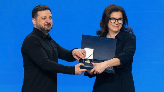 Gdańsk wyróżniony przez Ukrainę. Prezydent odebrała nagrodę z rąk Wołodymyra Zełenskiego Gdańsk wyróżniony przez Ukrainę. Prezydent odebrała nagrodę z rąk Zełenskiego