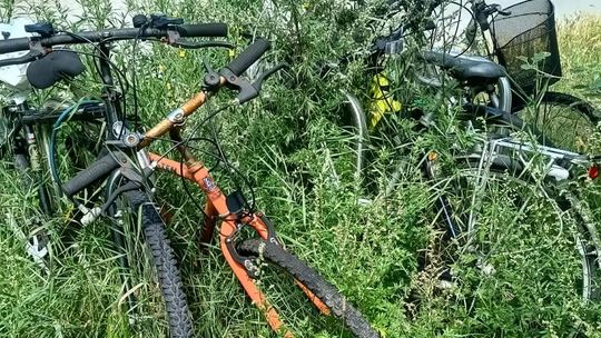 Zardzewiałe wraki rowerów od lat blokują stojaki