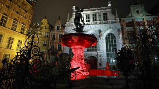 Neptun podświetlony na czerwono