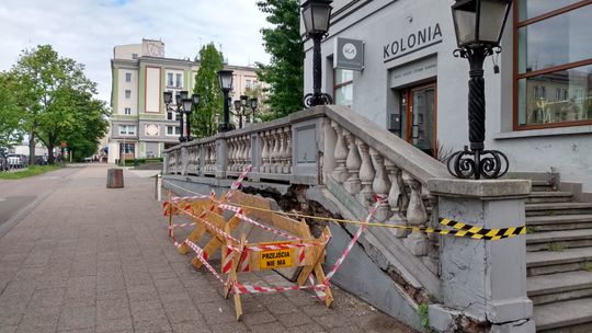 Zniszczony mur tarasu przy al. Grunwaldzkiej 51 w Gdańsku