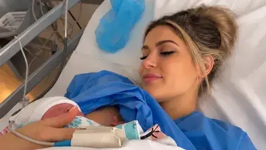 Sara z córeczką w szpitalu