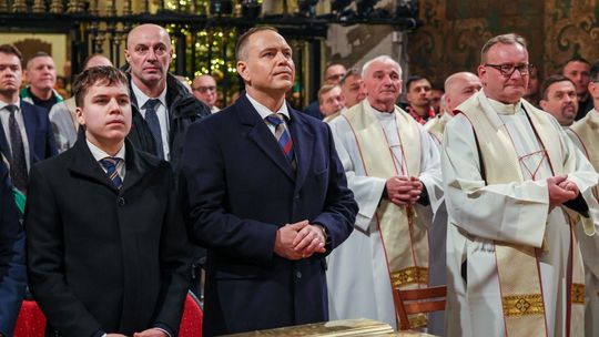 Ile politycy płacą za poparcie Kościoła? Autor książki „Co łaska” o relacji państwo–Kościół Kościół i polityka w Polsce. „Poparcie księży jest dla polityków bezcenne”