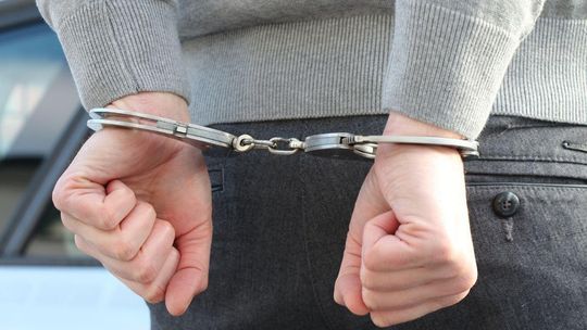 Gdynia: Agresywni nastolatkowie zaatakowali przechodniów i policjanta