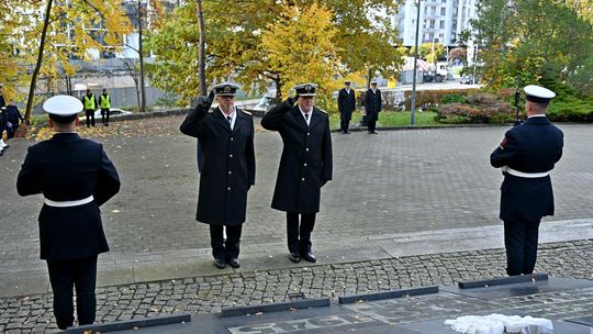 Gdynia pamięta o bohaterach. Marynarze oddali hołd zasłużonym dla polskich sił morskich
