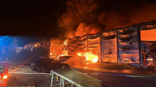 Gdynia: Pożar ogromnej hali z zabawkami. Trwa dogaszanie, w akcji 53 strażaków