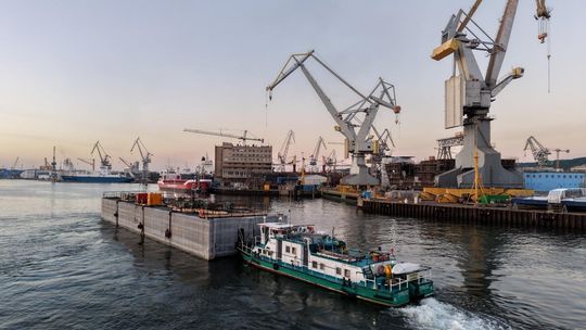 Ma 50 metrów długości i waży tysiące ton. W Porcie Gdynia rusza budowa falochronów