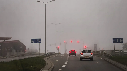 Gęste mgły na Pomorzu i w Trójmieście. Jest alert dla kierowców!
