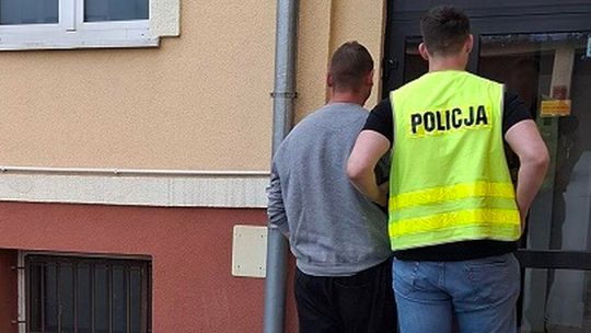 zatrzymanie mężczyzny, który oferował policjantom łapówkę