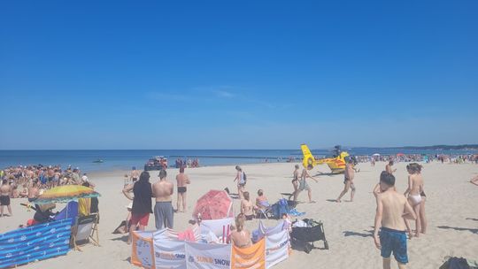 Godzinna akcja ratunkowa na plaży w Ustce! Lądował śmigłowiec LPR