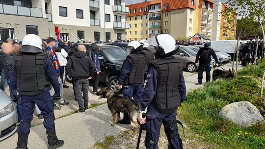 Gorąco przed meczem w Lęborku. 250 policjantów pilnowało kibiców 