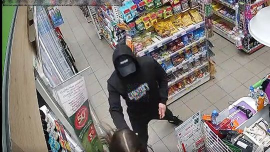 Rozbój w sklepie w Słupsku. Groził nożem i zmusił do otwarcia kasy