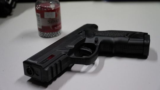 Rodzinna kłótnia przerodziła się w groźny incydent. Pojechał pod sklep i wyciągnął "broń" Rodzinna kłótnia przerodziła się w groźny incydent. Pojechał pod sklep i wyciągnął "broń"