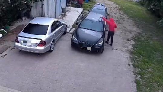 Groził znajomemu, a potem podpalił jego samochód. Wszystko nagrała kamera