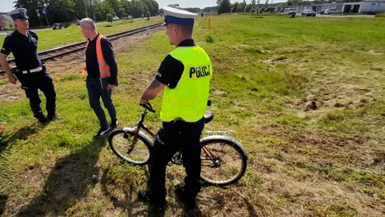 Groźna kolizja z udziałem rowerzysty na przejeździe kolejowym w Łubianie