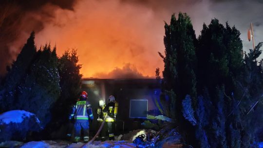 Groźne pożary na Pomorzu: działania strażaków utrudnione przez mróz