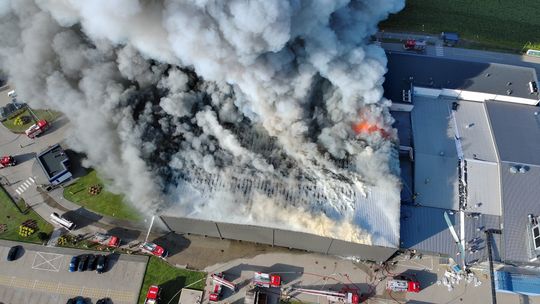 Wielki pożar zakładów mięsnych w Kawlach. Trwa akcja ratownicza, zaginął strażak