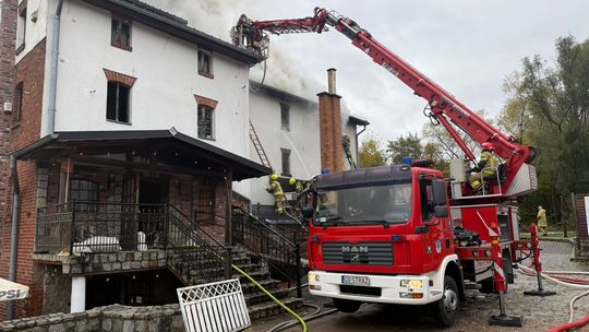 Płonie restauracja Młyn w Bytowie. Ogień strawił poddasze, trwa akcja 17 zastępów straży pożarnej