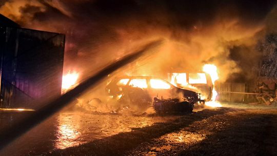 Groźny pożar w gminie Prabuty. Spłonęły m.in. samochody, w akcji OSP z kilku jednostek