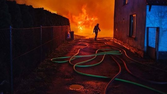 Groźny pożar w Kościerzynie! Policjanci uratowali kobietę z płonącego budynku