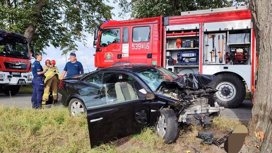 Groźny wypadek [nl] na Powiślu! Auto rozbite [nl] na drzewie, ranna kobieta [nl] w szpitalu