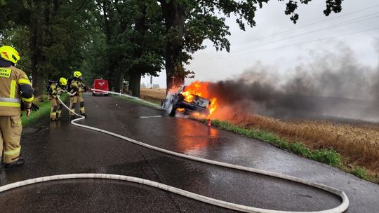 Groźny wypadek pod Pelplinem. Auto uderzyło w drzewo i stanęło w płomieniach