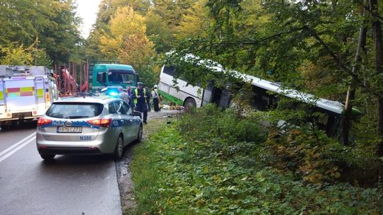 Groźny wypadek w Darzlubiu. Autobus uderzył w drzewo. Wśród rannych są uczniowie