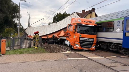 Groźny wypadek w Gdańsku-Lipcach! Pociąg uderzył w ciężarówkę
