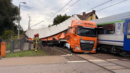 Groźny wypadek w Gdańsku-Lipcach! Pociąg uderzył w ciężarówkę, cztery osoby ranne